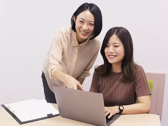 先輩社員との距離が近く、成長をサポートする体制が整っています！