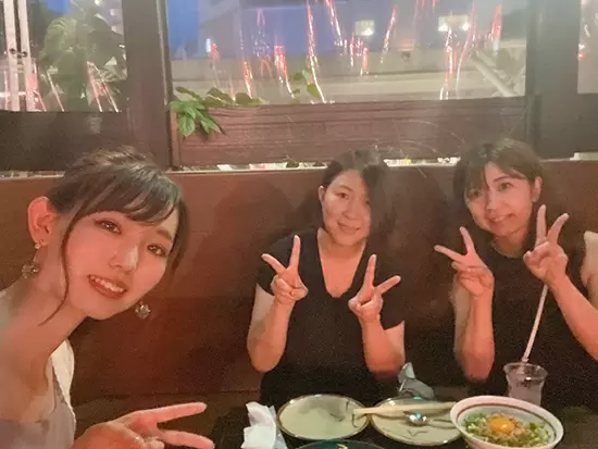 女子会の風景を撮影！定時に終わってそのままディナーをすることもありますよ★
