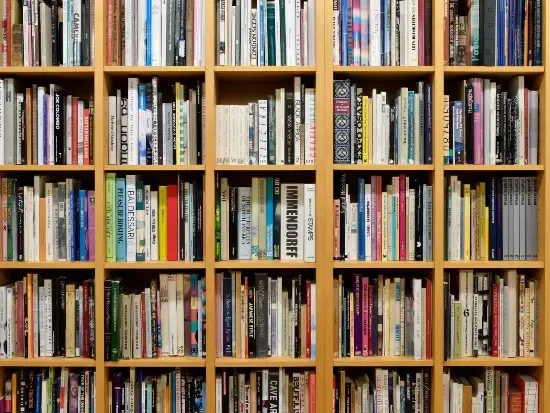 社内にはデザインに関する本や洋書などがたくさん！アートを大切にするカルチャーが根付いています。