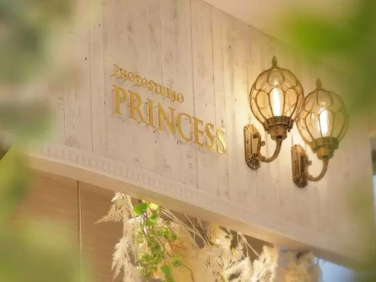 キッズ用のものから振袖やウエディングドレスなど、さまざまなシーンに合わせて衣装をご用意しています！