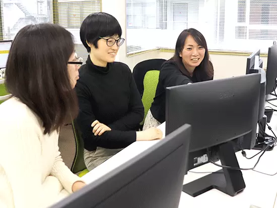 分からないことがあれば、すぐに相談のできる環境。お互いに助け合っています！
