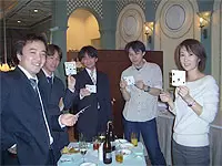 こちらは05年の忘年会風景です。年2回は社員みんなで楽しみます