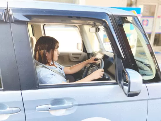 ▲運転業務の様子です。訪問医療にも力を入れています！