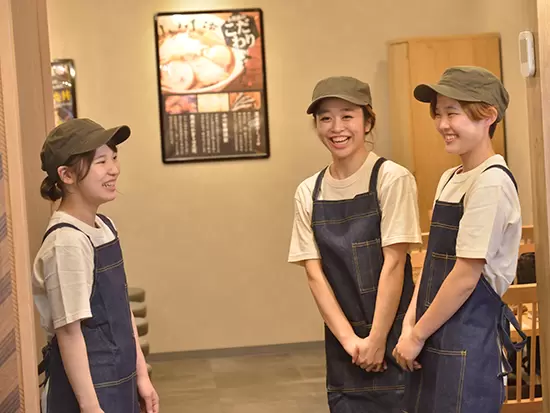 常に活気で溢れた店内。オシャレな制服を着て働けるところもポイントです！