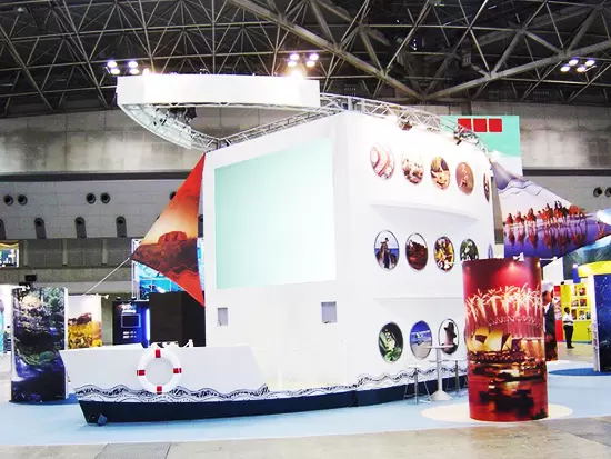大規模ホール内の展示ブースやホテル内のイベント装飾など、幅広いデザインを手掛けています。