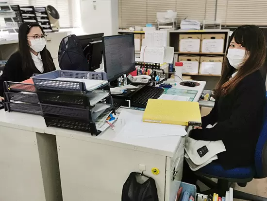 スタッフ同士の席が近く、分からないことは気軽に聞くことができます。