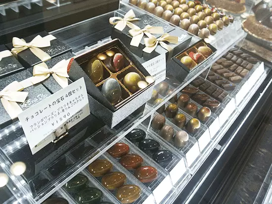 生菓子約30種類、焼菓子約40種類、チョコレート約15種類と様々なお菓子を、すべて手作り・販売しています！