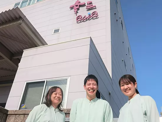 チームで協力し、一緒に自由な発想で議論。常識にとらわれない発想から話が進みます♪