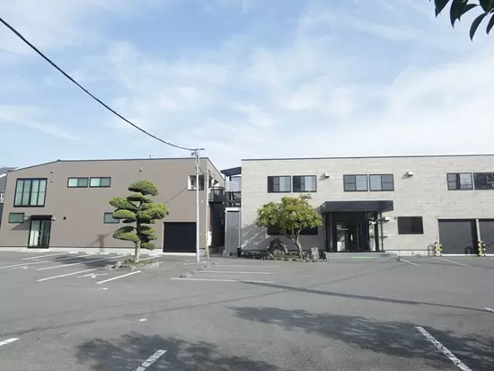 オフィスへは車通勤OK！通勤にも便利です。