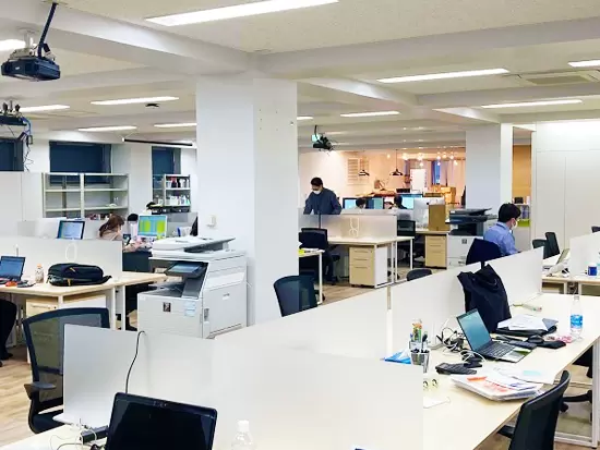 2021年2月にできたばかりの新しいオフィス。六本木一丁目駅直通なので通勤も便利です。