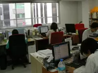白い壁と赤い椅子。ビルはレトロですが内装はちょっとオシャレ。