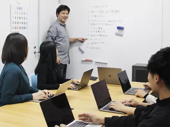 自社サービス開発の実践環境で、じっくりとスキルを磨き、キャリアを築けます！
