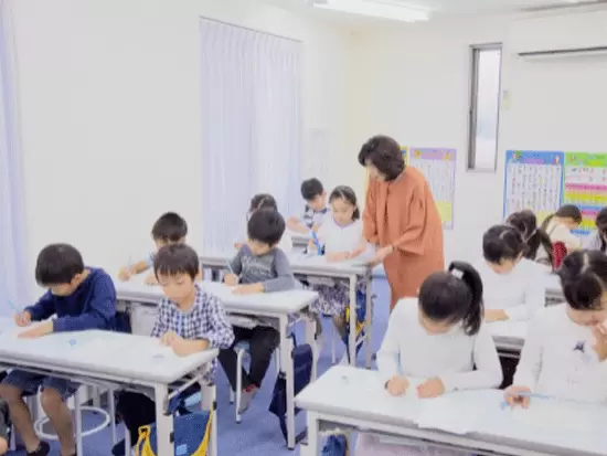 授業を行うのではなく、自学自習を頑張る子どもたちのサポートを行うスタイルです。