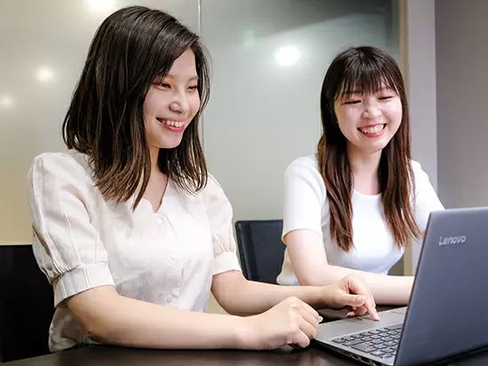 分からないことがあれば、先輩社員がそばで教えてくれます♪