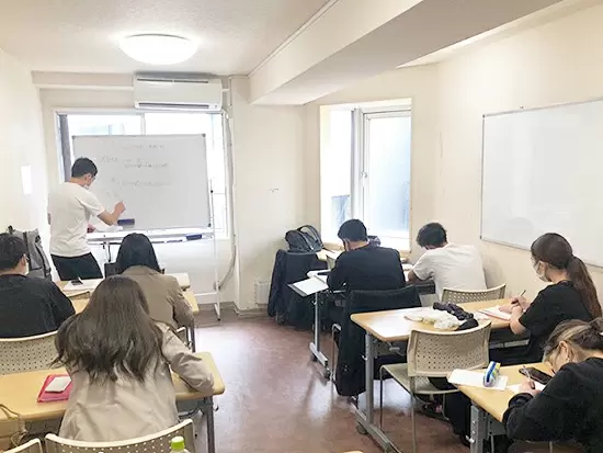 ミーティング中！未経験の方でもしっかり学べるので安心です！