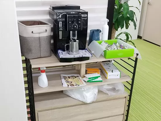 代表のはからいでコーヒーマシンを置いています◎ホッと一息つきたい時に活用してください。