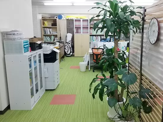 【残業ほぼなし】【賞与年2回】【年休125日】など、働きやすい環境が整っています。