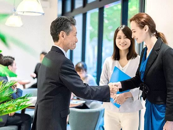 労働格差をなくし、生き甲斐が持てる職場を創出することで、世界の人々の人生を豊かにしています。