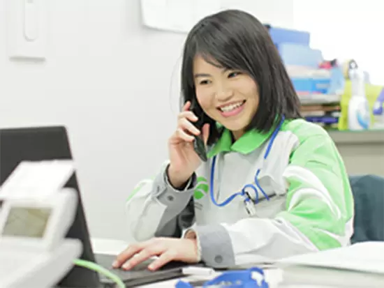 電話で話すドライバーはいつも顔を合わせている人ばかり。時には雑談も交えて関係性を構築しましょう。