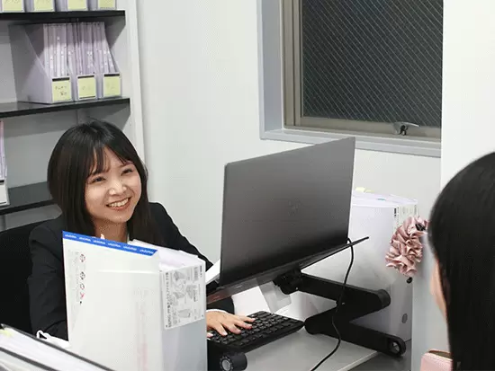 同じオフィスに同僚の営業事務や営業も居るため、密なコミュニケーションをとって働けます。