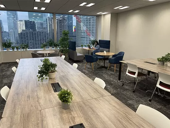 景色の良いレセプションルームは、会議、研修、面接の他、社内イベントにも利用します。