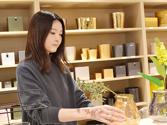 店内ディスプレスは月1回スタイリストとVMDスペシャリストのアドバイスを元に変更しています。