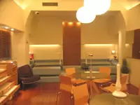 落ち着いた店内で丁寧な接客を心がけています。