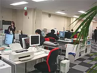 ところどころに観葉植物が置かれ、広々とした雰囲気の社内環境