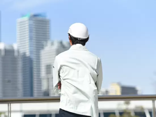 大手のゼネコン（総合建設業者）としてモノづくりに携わっています。