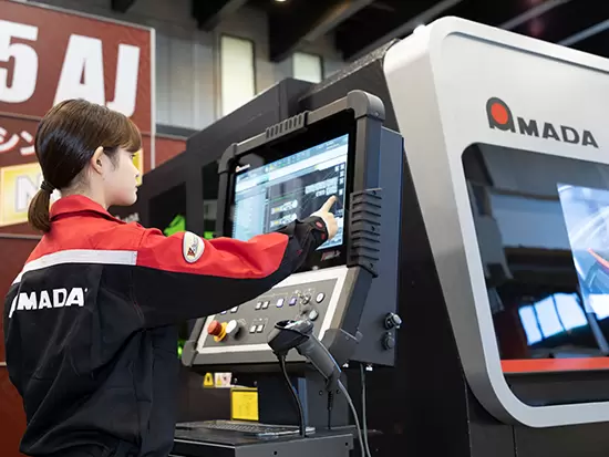 デモンストレーションでは実際に機械を操作！モノづくりに興味がある方はワクワクしながら働けます！