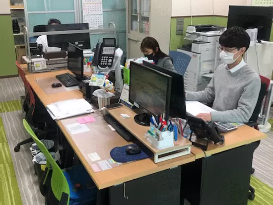 隣・周囲には頼れる先輩がいるので、何でも聞きながら不明点を解決して働けます。