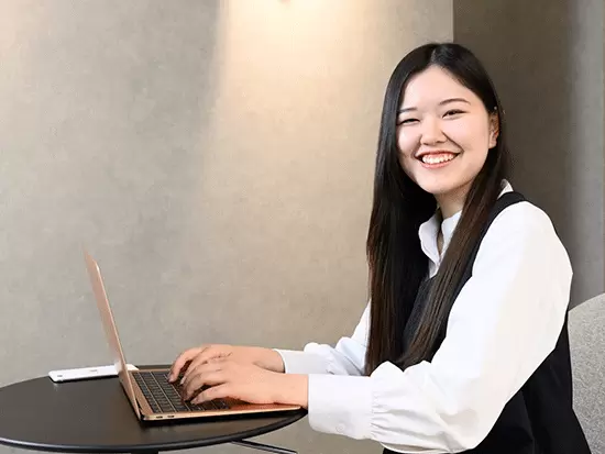 シーズンごとにワンピースやブラウス、Tシャツなどの制服を支給しています♪