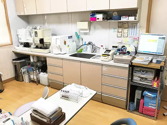 こちらで採血業務や検査機器を用いての検査を行います。