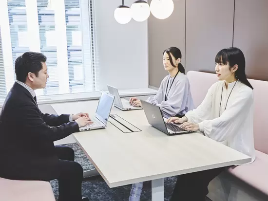 勤務時の服装はオフィスカジュアルです。足元はブーツもOK！わからないことはいつでも先輩に質問できます◎