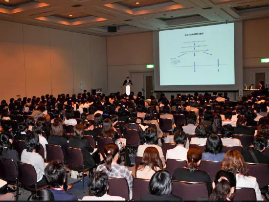 学術集会時の受付業務及び、総会・懇談会の開催運営サポートをお願い致します。