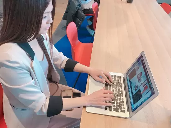 研修期間以外にも、オンラインツールを用いてミーティングやサポートを行っています。