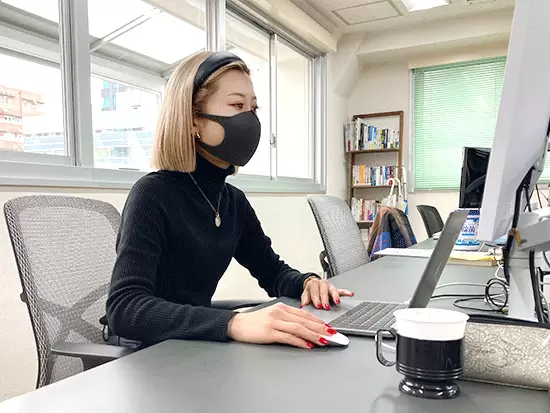 女性社員も活躍しています！服装、髪型、ネイルも自由なので、自分の好きな格好で働けます。