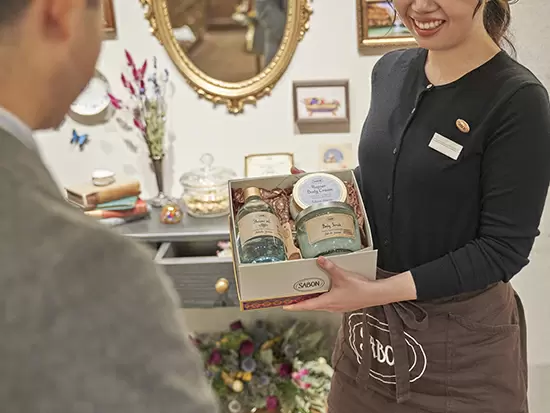 ギフトをお探し方には、お相手の方の好みを伺いながら、店内をご案内します。