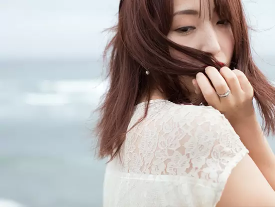 代表の初芝。”関わる女性の自己肯定感を上げる”という想いで当社を設立しました。