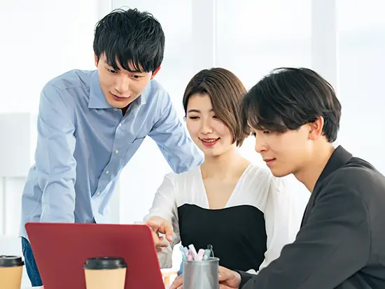 集中タイムやミーティングの時は、個別のブースで♪働く場所も柔軟に変えられます！
