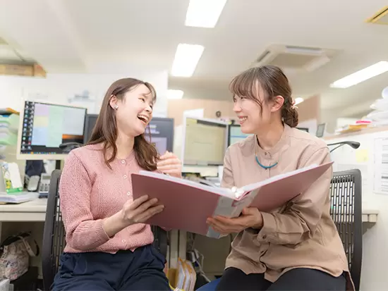 プライベートの話もするほど、和気あいあいとした社風。ストレスフリーに働けます◎