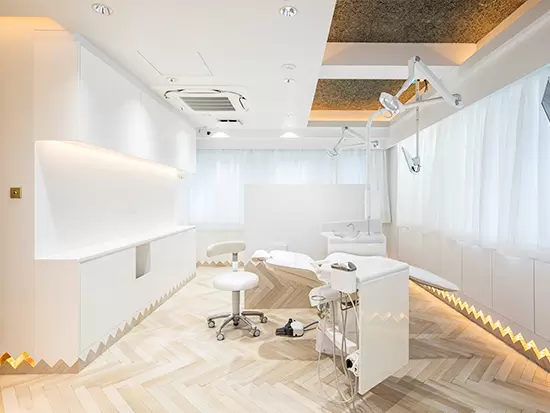 白を基調とした清潔感のある院内。患者さまはもちろん、スタッフも快適に過ごせる空間です。
