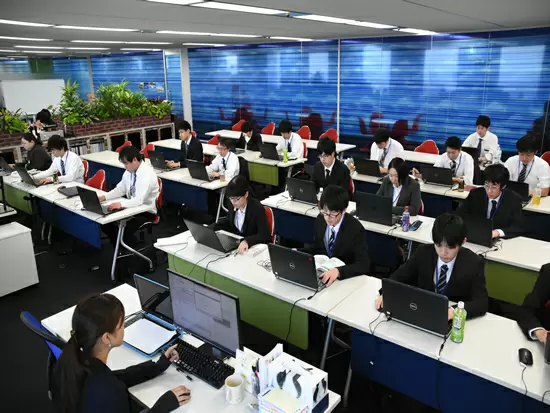 ITの教育実績20年以上！未経験から600名以上の社員がSEとして活躍している急成長しているIT企業です！