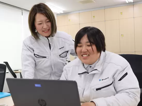 最初は先輩社員と一緒にプロジェクトに参加するので、少しずつ専門知識を磨いてください！