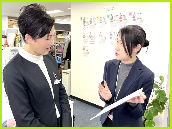 ✿仕事上の不明点や疑問点は、誰かが必ず手を差し伸べてくれます。こんなシーンも毎日当り前の風景です。