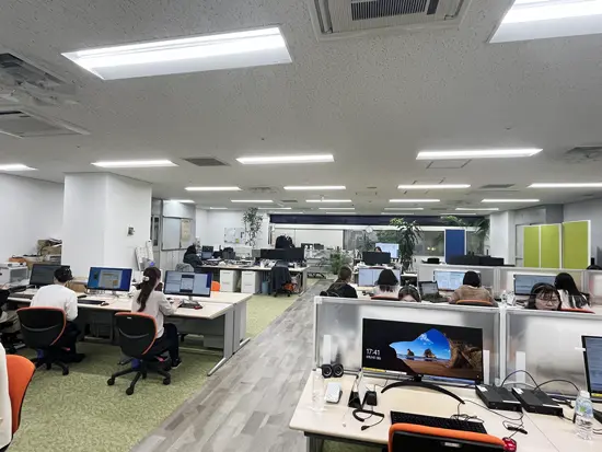 先輩社員による丁寧な研修サポートも完備！昨年2月にオフィスもリニューアル工事して働きやすい環境です♪