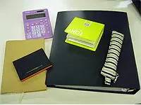 電卓、名刺ホルダに資料のファイル……。これが営業の七つ道具！