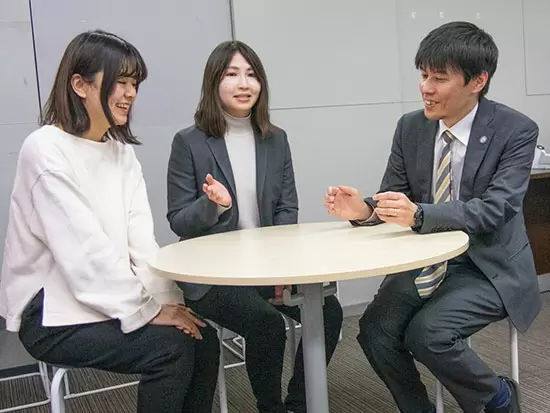 部署や社歴に関係なく、風通しの良い当社。協力しながら業務を進めています！