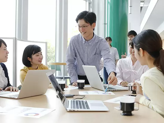 平均年齢は30代が中心。業績好調で事業も拡大していますので、広く活躍できる環境です！