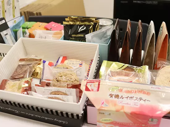 自由に食べていいお菓子・ドリンクでブレイクタイムも。